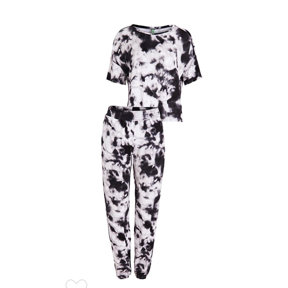 Super soft, comfortable, and stylish Honeydew Lounge Set. New in package. Size L